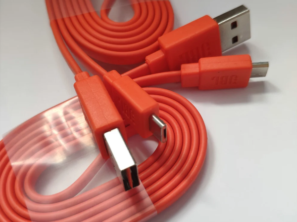 Cable JBL Micro USB ideal para cargar, transferir datos con rapidez y seguridad.