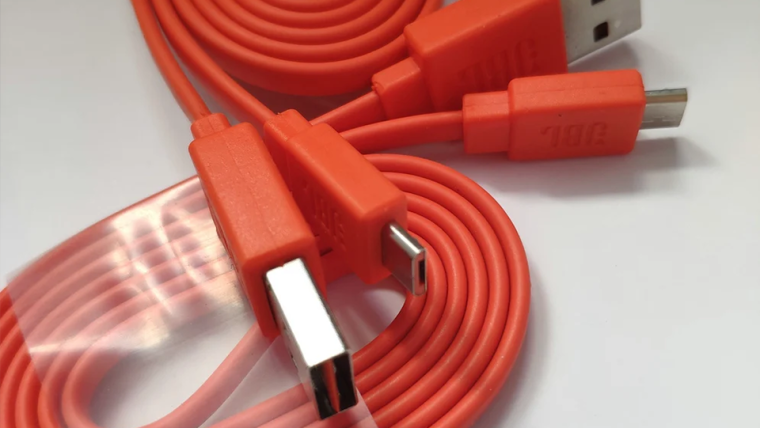 Cable JBL Micro USB ideal para cargar, transferir datos con rapidez y seguridad.