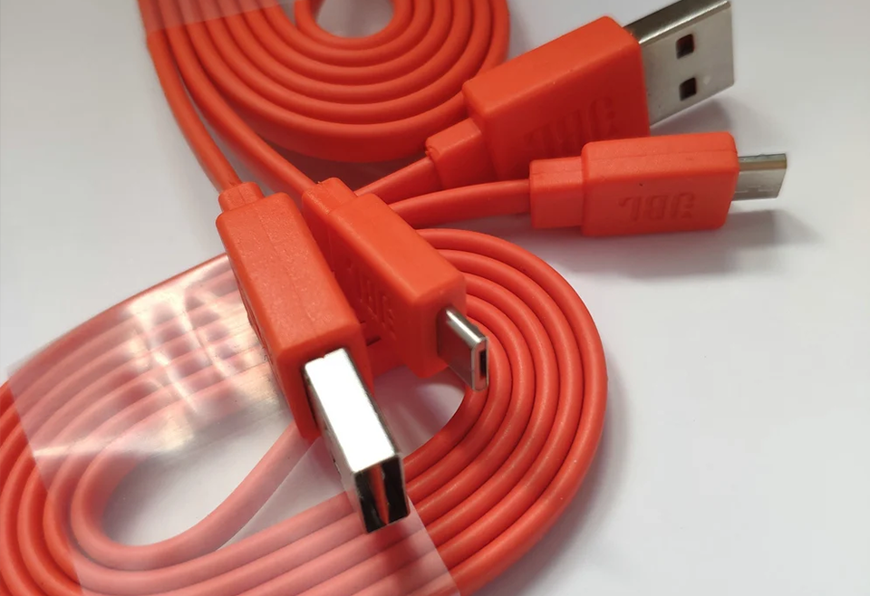 Cable JBL Micro USB ideal para cargar, transferir datos con rapidez y seguridad.