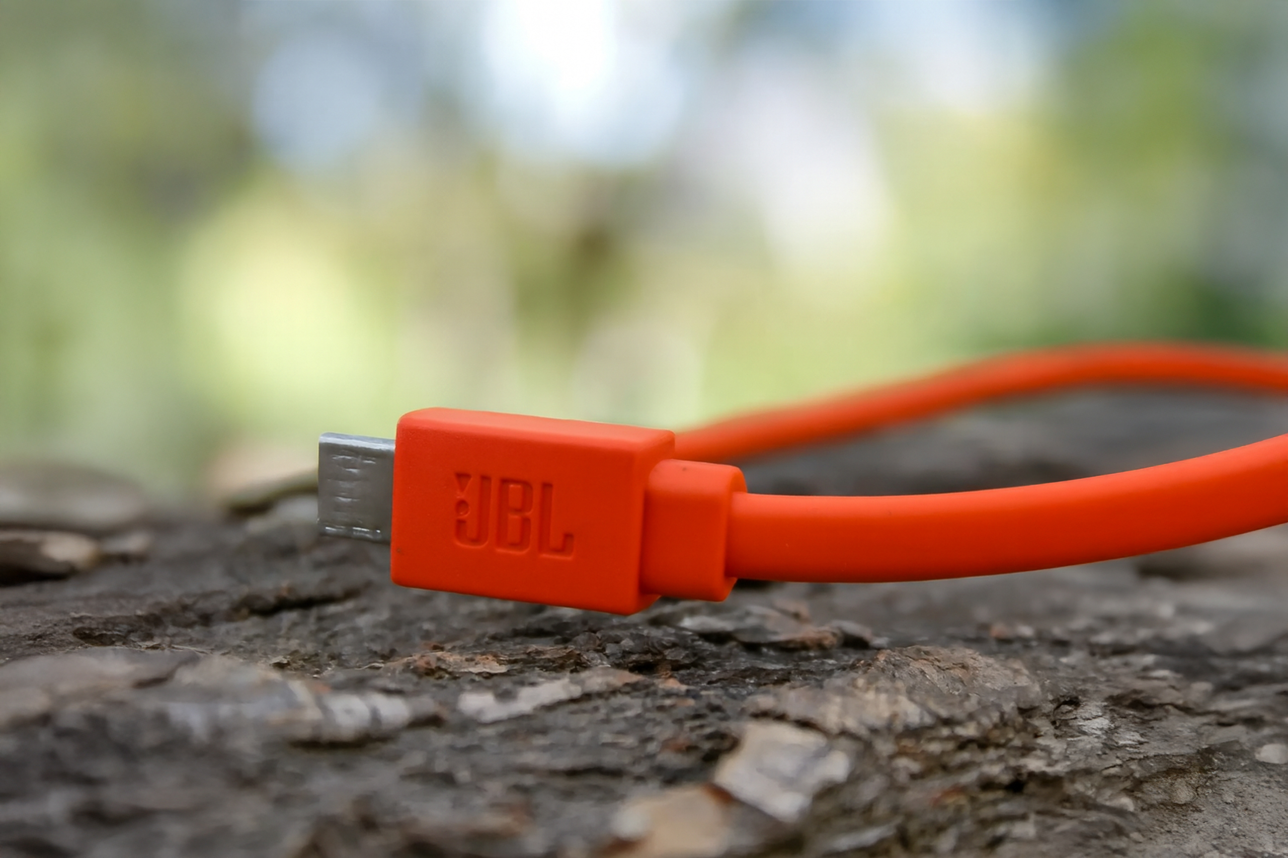 Cable Micro USB JBL de color naranja, enrollado, de 1 metro, con conectores USB estándar y Micro USB para carga y transferencia de datos, Cable JBL original de carga y datos disponible en Chile